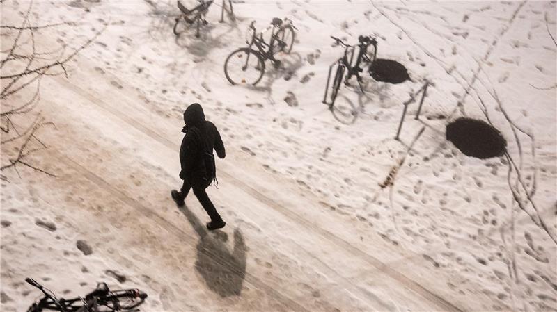 Nach den knackigen Minustemperaturen taut nun der viele Schnee in Hamburg 