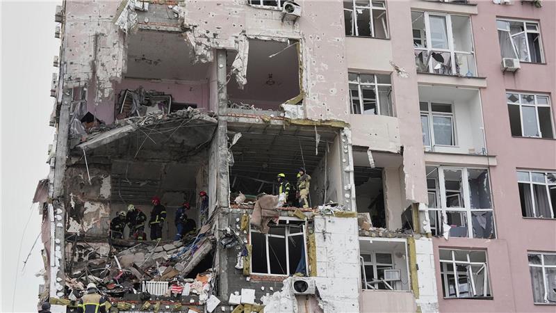 Nach den neuen russischen Angriffen sind in Tausenden Haushalten in Kiew Strom und Heizung ausgefallen. 