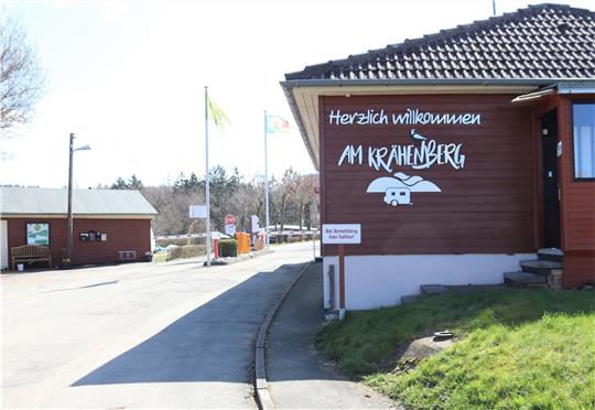 Nach den turbulenten Ostertagen, an denen der Krähenberg ausgebucht war, ist zunächst wieder ein wenig Ruhe eingekehrt im Eingangsbereich des Campingplatzes. Foto: Neddermeier