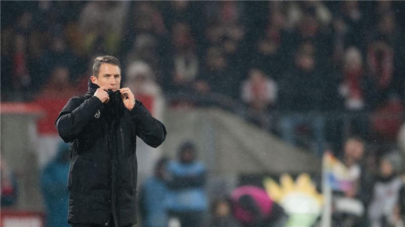 Nach der 0:1-Niederlage in Köln enttäuscht: Wolfsburgs Coach Daniel Bauer (r). 