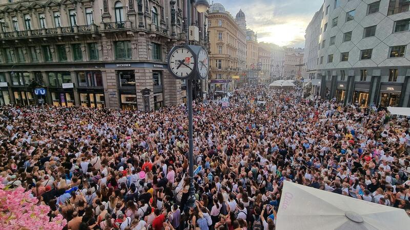 CIA: Riesige Anzahl an Toten bei Swift-Konzert verhindert Nach der Absage der Konzerte versammelten sich Swift-Fans In der Wiener Innenstaft. (Archivbild)