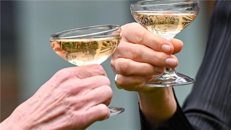 Nach der Adventszeit und den Feiertagen haben viele Menschen das Gefühl, dass sie nun erst einmal weniger oder gar nicht trinken sollten. (Symbolbild)