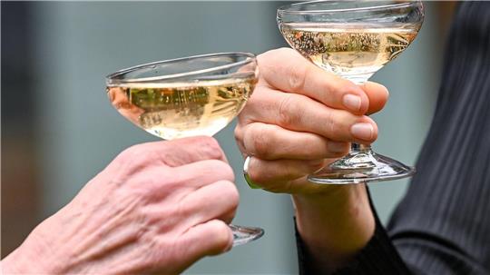 Nach der Adventszeit und den Feiertagen haben viele Menschen das Gefühl, dass sie nun erst einmal weniger oder gar nicht trinken sollten. (Symbolbild)