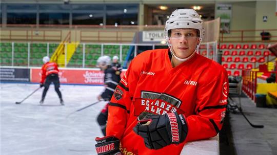 Nach der Ankunft gleich auf das Eis: Mikko Kumin, frisch verpflichteter finnischer Verteidiger der Harzer Falken, absolviert am Dienstag die erste Trainingseinheit mit seinem neuen Team.