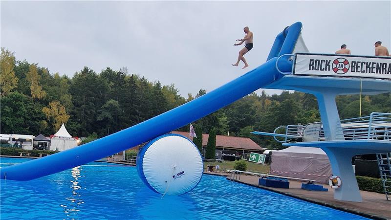 Nach der Aqua-Fitness geht es mit Schwung auf die Rutsche vom Fünf-Meter-Turm.