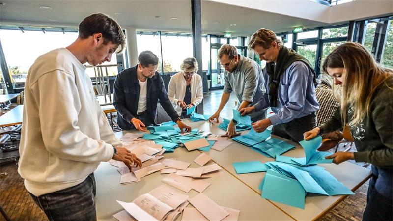 Wahlhelfer zählen die Zettel aus.