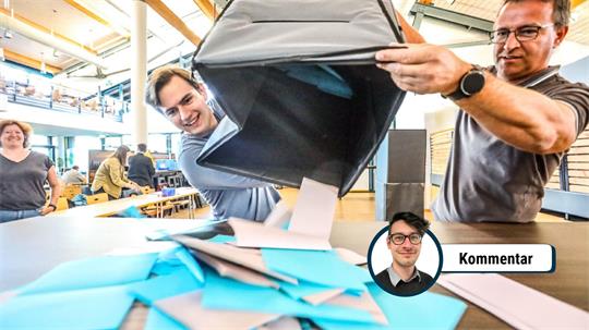 Wahlhelfer schütten die Urne aus.