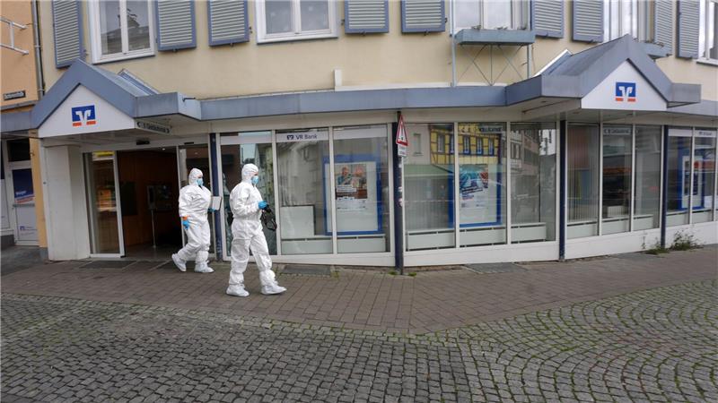 Polizeieinsatz in Bank beendet - Fahndung nach Tätern läuft Nach der Befreiung von zwei Personen ist die Spurensicherung im Einsatz.