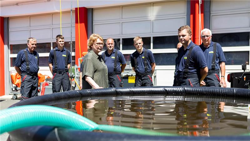 Jugendfeuerwehren wachsen – Warnruf aus der Fläche Nach der Bilanz bleibt das Gespräch: Behrens trifft die Feuerwehr in Hannover.