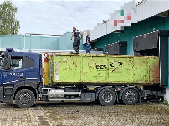 Nach der Dokumentation sind Polizisten tagelang damit beschäftigt, das Plantagen-Equipment abzubauen, die Halle auszuräumen und das Material der Vernichtung zuzuführen. Foto: Polizei