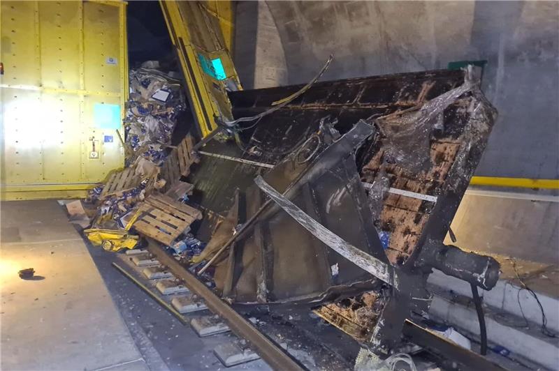 Güterzug-Unfall im Gotthard-Basistunnel - Strecke gesperrt Nach der Entgleisung eines Güterzuges im Schweizer Gotthard-Basistunnel bleibt die Strecke für den Personenverkehr bis mindestens kommenden Mittwoch gesperrt.
