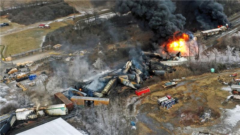 Nach der Entgleisung eines mit gefährlichen Chemikalien beladenen Güterzuges im US-Bundesstaat Ohio drohen mögliche Umweltschäden.