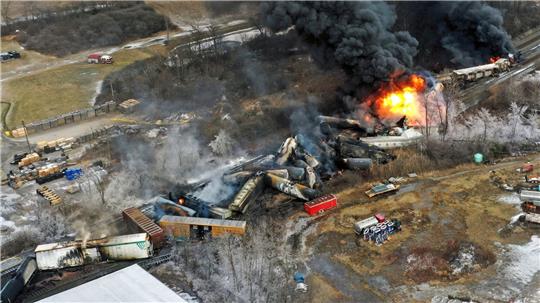 Nach der Entgleisung eines mit gefährlichen Chemikalien beladenen Güterzuges im US-Bundesstaat Ohio drohen mögliche Umweltschäden.
