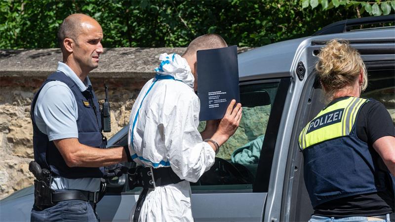 Angreifer von Regensburg sitzt in U-Haft - Motiv unklar Nach der Entscheidung der Haftrichterin wurde der 20-Jährige in ein Gefängnis gebracht.