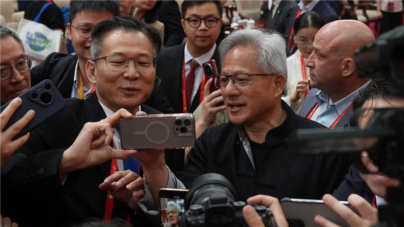 Bilder des Tages Nach der Eröffnung der internationalen Lieferketten-Messe CISCE in Peking wird Nvidia-Chef Jensen Huang (Mitte rechts) von vielen Gästen umringt, die ein Selfie mit ihm machen möchten.