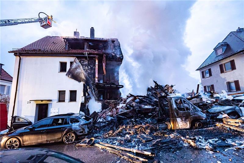 Tote nach Explosion in Stuttgarter Wohnhaus geborgen Nach der Explosion - ein Trümmerfeld.