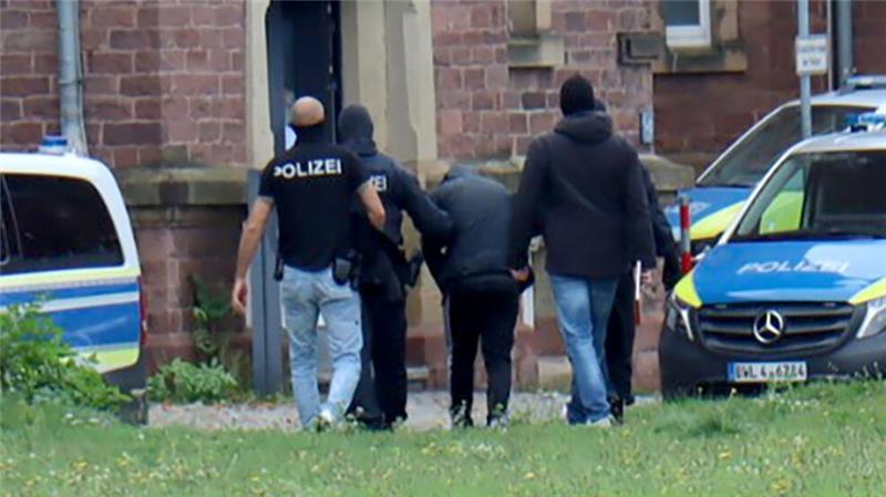 Nach der Festnahme in Bernau bei Berlin wurde der Verdächtige zur Haftvorführung am Bundesgerichtshof nach Karlsruhe gebracht.