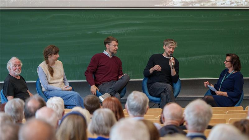 Nach der Filmvorführung stellen sich Protagonistin Nana-Maria Grüning (2.v.l.), Protagonist Sebastian Seiffert (m.) und Regisseur Florian Heinzen-Ziob (2.v.r.) den Fragen von Thomas Gundermann sowie Dr. Sylvia Schattauer (TU Clausthal) und des Publikums.