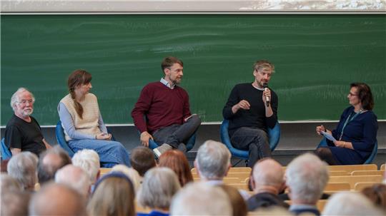 Nach der Filmvorführung stellen sich Protagonistin Nana-Maria Grüning (2.v.l.), Protagonist Sebastian Seiffert (m.) und Regisseur Florian Heinzen-Ziob (2.v.r.) den Fragen von Thomas Gundermann sowie Dr. Sylvia Schattauer (TU Clausthal) und des Publikums.