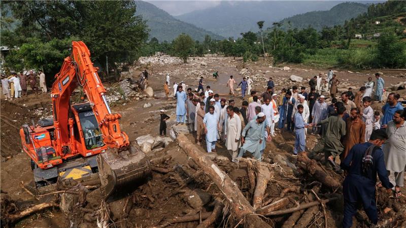 Nach der Flutkatastrophe im Norden Pakistans wird mit allem, was da ist, nach lebenden wie toten Opfern gesucht. 