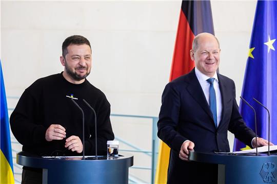 Nach der Freigabe der EU-Milliardenhilfen hat der ukrainische Präsident Wolodymyr Selenskyj (l) Bundeskanzler Olaf Scholz seinen besonderen Dank ausgesprochen.