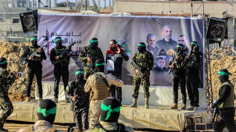 Netanjahu reist in die USA - Hält die Waffenruhe in Gaza? Nach der Freilassung drei weiterer Geiseln durch die islamistische Hamas befinden sich noch 79 Entführte in Gaza.