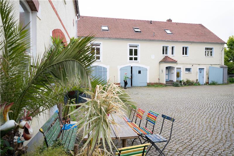 Ein Resthof mit großer Hoffläche.