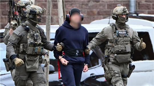 Nach der Haftprüfung beim Bundesgerichtshof in Karlsruhe wird eine Person zu einem Hubschrauber gebracht. 