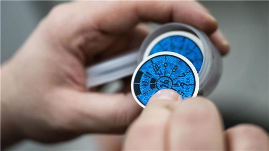 Nach der Hauptuntersuchung gibt es künftig nicht mehr nur die Plakette und den Prüfbericht auf Papier. (Archivbild)