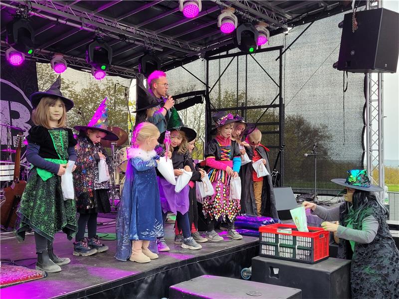 Nach der Kinder-Disco mit DJ Airbeck, alias Maximilian Beck (Mitte), der durch den Abend moderiert, werden die schönsten Kostüme gekürt. Nicole Kalesse (rechts) verteilt die Preise.