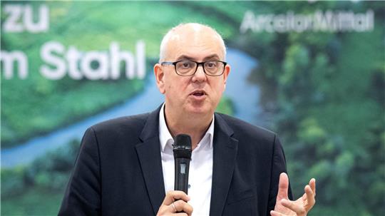 Nach der Kursänderung des Stahlkonzerns ArcelorMittal fordert Bremens Bürgermeister Andreas Bovenschulte (SPD) schnell Gespräche zwischen Unternehmen, Gewerkschaften und Politik. (Archivbild)