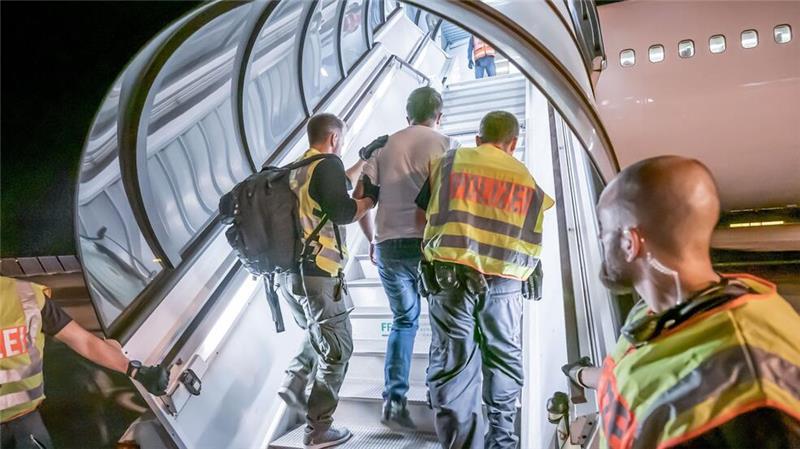 Afghanen auf Platz eins bei Dublin-Überstellungen Nach der Machtübernahme durch die Taliban 2021 gab es einen Abschiebeflug aus Deutschland nach Kabul. (Archivbild)