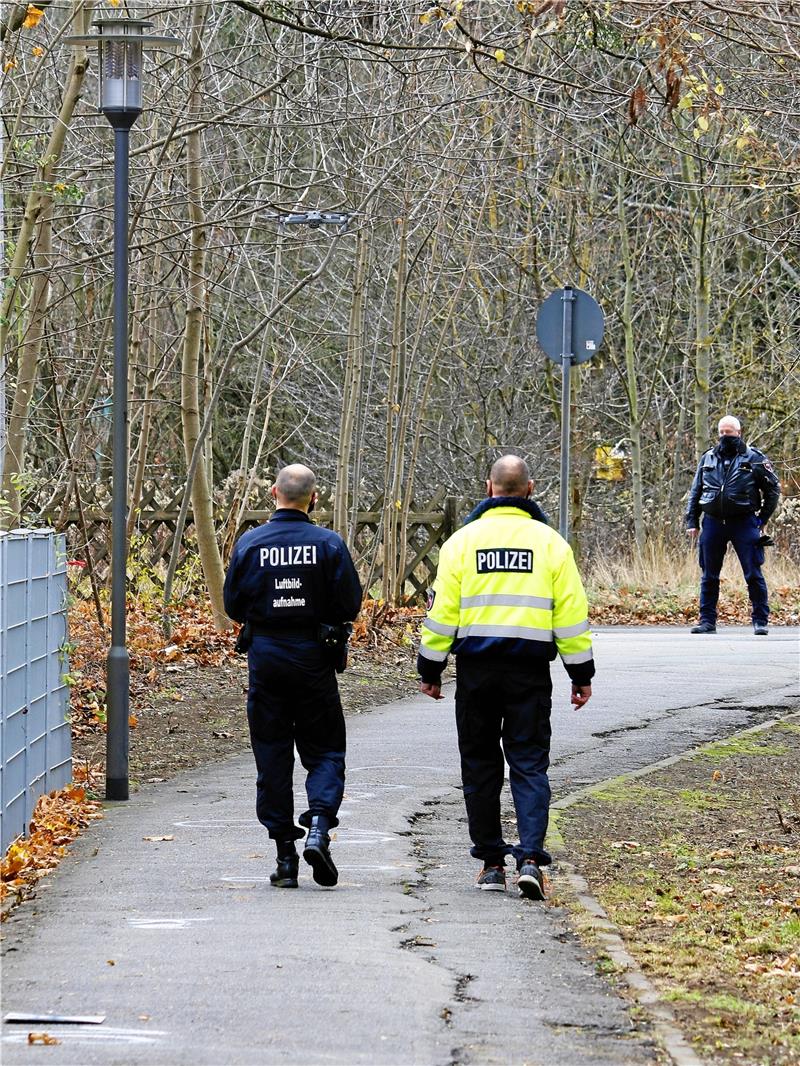 Gericht und Staatsanwalt sind sich einig: Es war versuchter Mord Nach der Messerattacke am Ginsterbusch in Sudmerberg im Dezember 2020 untersucht die Polizei den Tatort mit einer Drohne. Foto: Epping