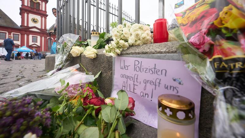 Nach der Messerattacke in Mannheim erinnern Kerzen und Blumen an die Opfer.
