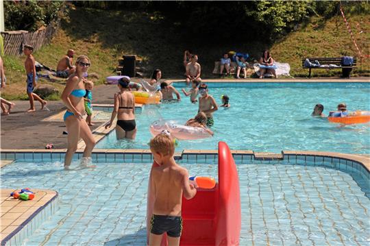 Nach der Modernisierung soll das Kinderbecken im Waldschwimmbad Hohegeiß nicht mehr neben dem Nicht-Schwimmer-Becken liegen, das komplett mit Edelstahl ausgelegt werden soll. Allein diese Modernisierung kostet die Stadt 60.000 Euro mehr als zunächst geplant, teilt Bauamtsleiter Thomas Reiß mit.  Archivfoto: Eggers