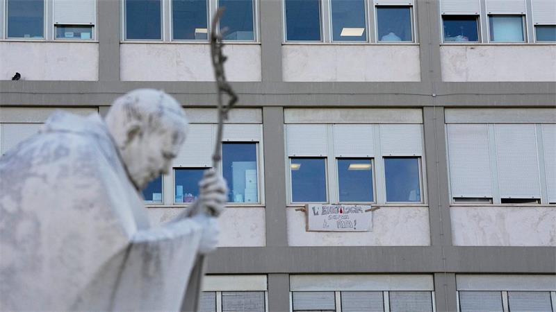 Nach der Operation an der Lunge des Papstes stehen wichtige Befunde noch aus. 