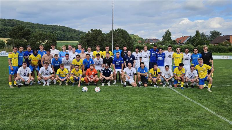 Pyros auf Bestellung und Geld für den guten Zweck Nach der Partie gibt es ein Erinnerungsfoto beim FC Othfresen mit der U23 von Eintracht Braunschweig.