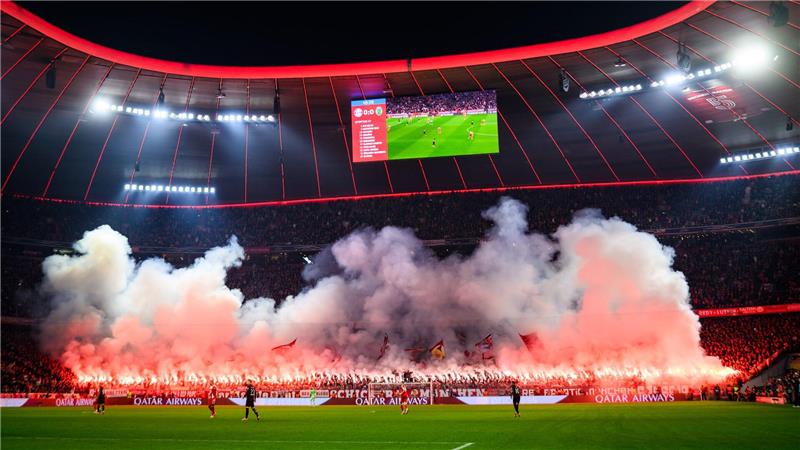 Nach der Pause zündeten die Bayern-Fans in der Südkurve massiv Pyrotechnik. 