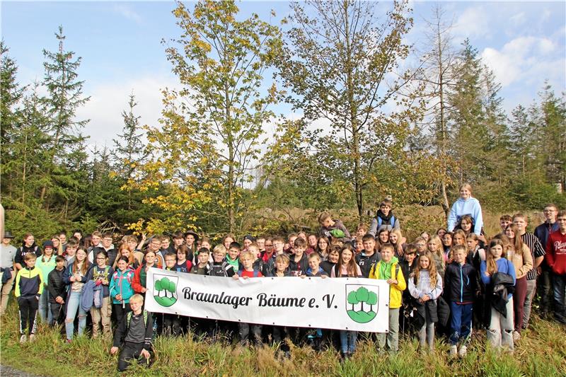 Schüler wollen die Allee in Braunlage wiederbeleben Nach der Pflanzung von 20 jungen Bergahornbäumen freuen sich die Schülerinnen und Schüler der Oberschule Braunlage über das Ergebnis. Foto: Jenzora