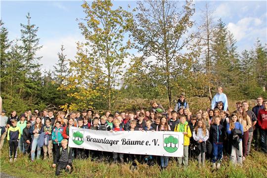 Nach der Pflanzung von 20 jungen Bergahornbäumen freuen sich die Schülerinnen und Schüler der Oberschule Braunlage über das Ergebnis. Foto: Jenzora