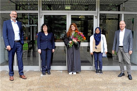 Nach der Promotionsprüfung von Sînziana-Maria Sebe (Mitte) entsteht das Gruppenbild mit Sophie Dennisen (2. von links), Fatema Tuj Johora sowie Prof. Jörg. Müller (rechts) und Prof. Dirk Mattfeld (TU Braunschweig), dem Ko-Betreuer der Promotion von Frau Sebe.  Foto: Ernst/TU Clausthal