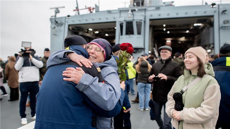 Nach der Rückkehr der Fregatte „Hamburg“ nach Wilhelmshaven wurden die Soldatinnen und Soldaten freudig begrüßt. 