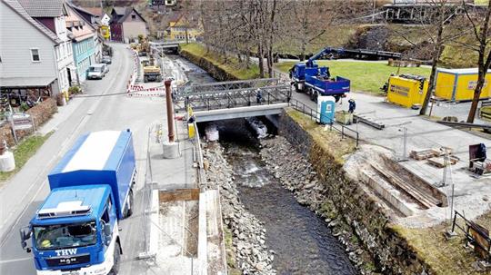 Nach der Sanierung der Brücke will der Verein jetzt wieder das Hinweisschild zum 19-Lachter-Stollen aufstellen.