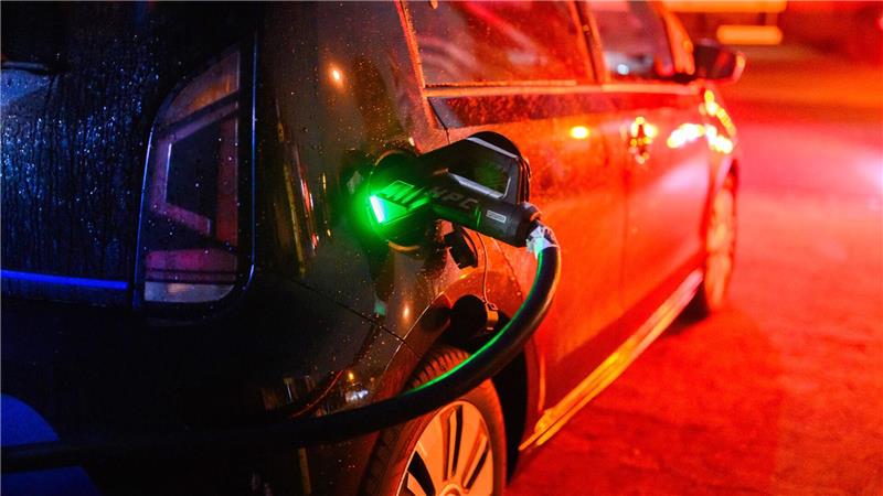 Nach der Streichung der Elektroauto-Kaufprämie Ende 2023 brachen die Verkaufszahlen von Elektrofahrzeugen an private Autofahrer ein; diese Phase ist laut HUK Coburg beendet. (Symbolbild)
