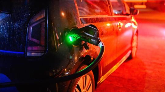 Nach der Streichung der Elektroauto-Kaufprämie Ende 2023 brachen die Verkaufszahlen von Elektrofahrzeugen an private Autofahrer ein; diese Phase ist laut HUK Coburg beendet. (Symbolbild)