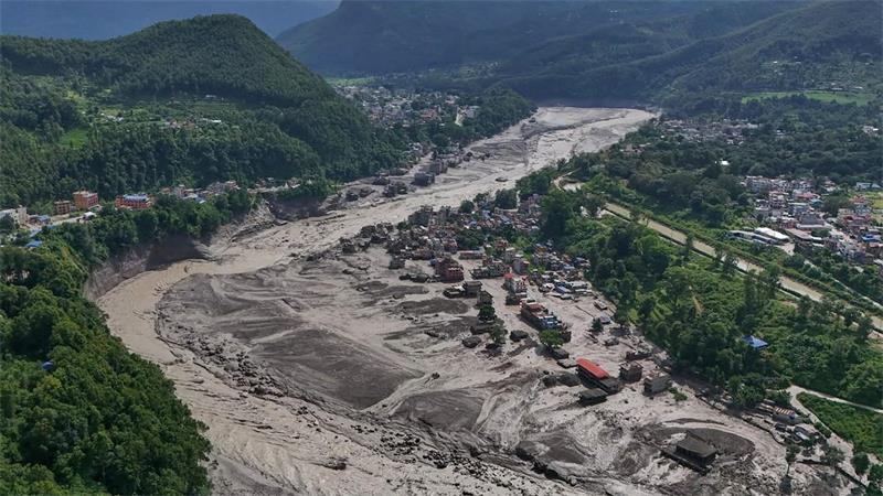 Experte: Automatisiertes System könnte vor Sturzflut warnen Nach der Sturzflut in Nepal stehen beschädigte Häuser gefährlich nahe an den angeschwollenen Ufern des Trishuli-Flusses.