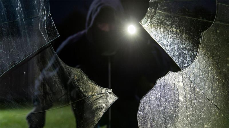Nach der Tat konnte die Seniorin den Notruf wählen und die Polizei verständigen. (Symbolbild)