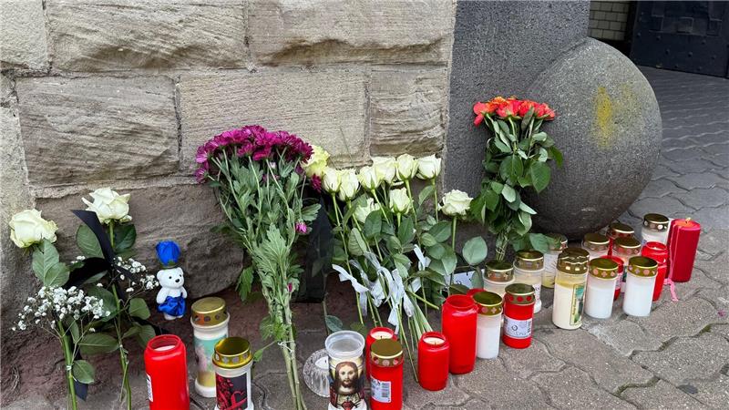 Nach der Tat wurden Blumen und Kerzen vor der Polizeiinspektion Völklingen abgelegt. (Archivbild)