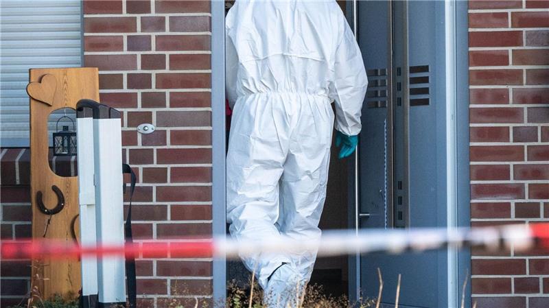 Nach der Tötung einer Frau in Gyhum im Landkreis Rotenburg ermitteln Polizei und Staatsanwaltschaft gegen den Partner der Frau. 