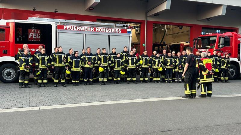 Braunlager Feuerwehren trainieren gemeinsam für den Ernstfall Nach der Übung treten die Einsatzkräfte vor dem Feuerwehrhaus in St. Andreasberg gemeinsam an.